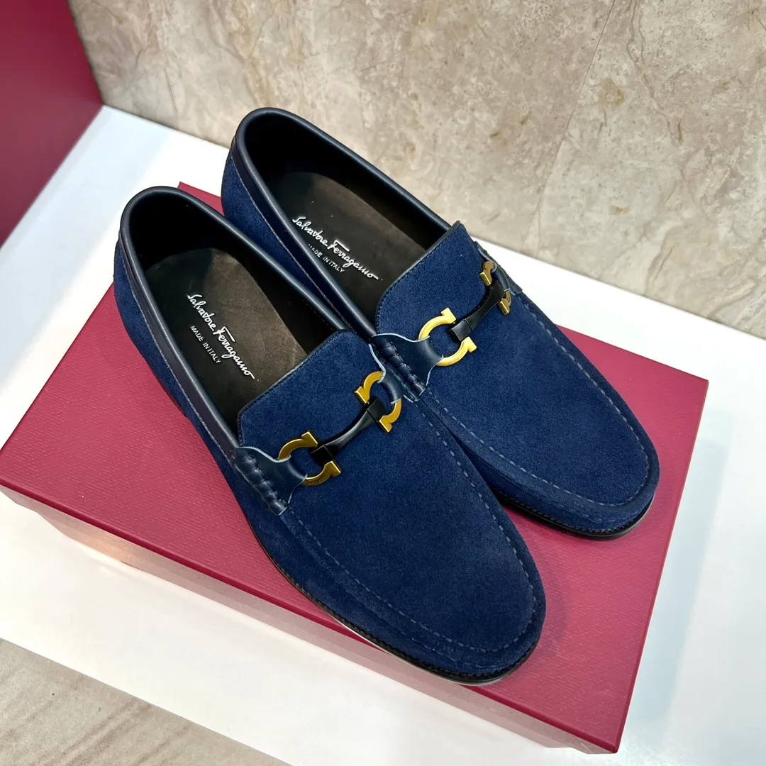 Original order quality P600 Brand: Ferragamo Standard size: Men's size 38/44 (45 can be customized) Grade: Same style as the official website High-quality men's shoes Material: Customized first-layer calfskin with water-dyed cowhide lining Cowhide tiptoe Original non-slip and wear-resistant rubber outsole Style category: Men's formal business leather shoes are young and fashionable European and American trends British style Casual matching Comfortable feet Color: Actual picture